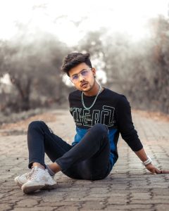 Top most popular poses for Men