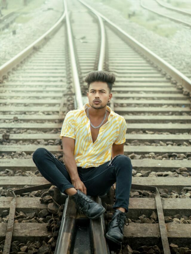 Railway track पर New style मैं photoshoot pose