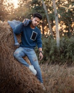 how to pose for photos men, how to pose for photos male,